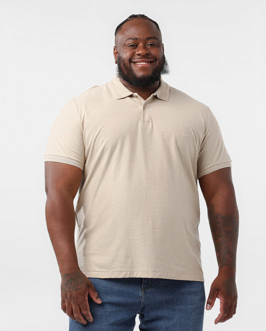 Camisa polo masculina plus size com estampa de folhas texturizadas em bege | Original Plus by Riachuelo