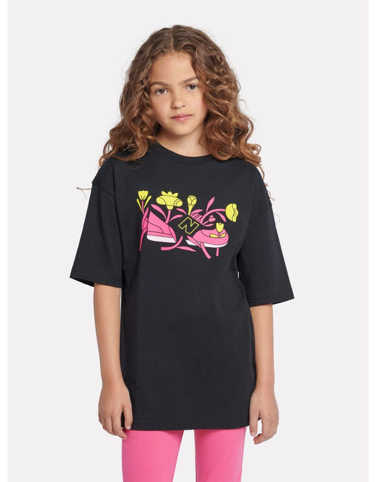 Camiseta preta da New Balance Girls com gráfico de sapato floral