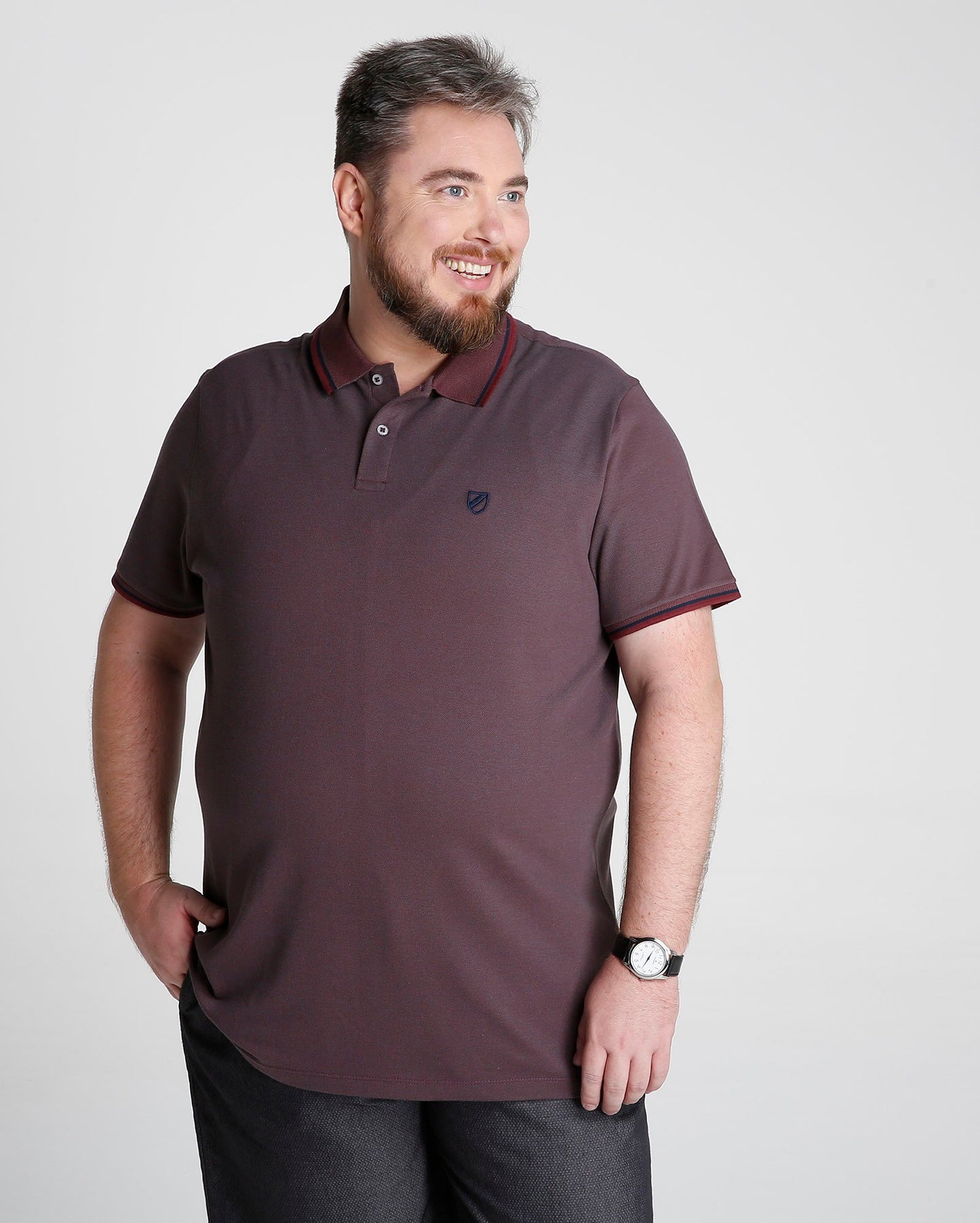 Camisa polo plus size com emblema - cinza