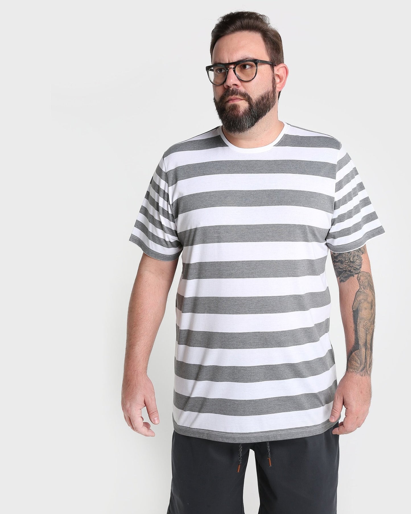 Camiseta de malha listrada plus size