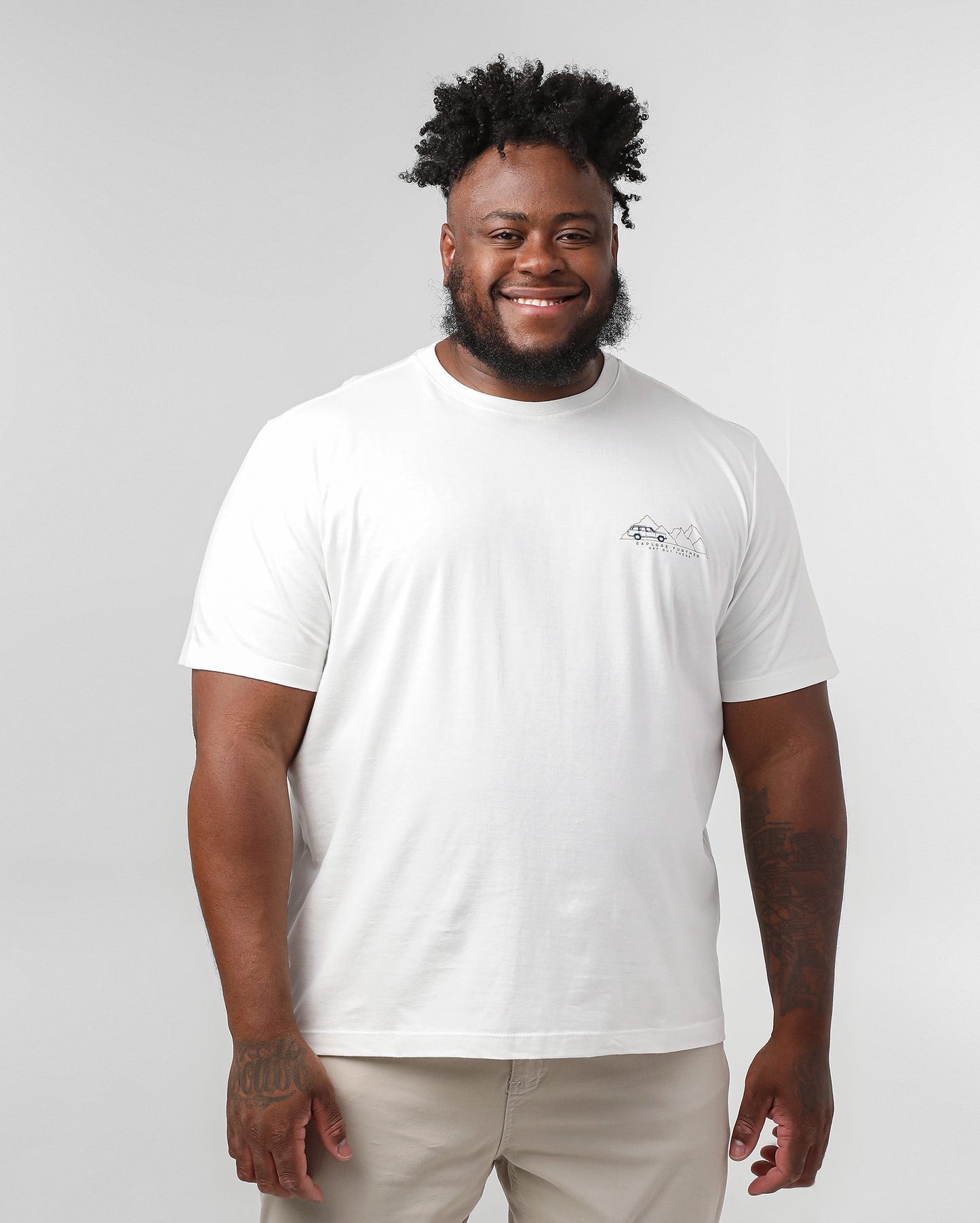 Camiseta masculina plus size "Get Out There" branca | Original Plus da Riachuelo
