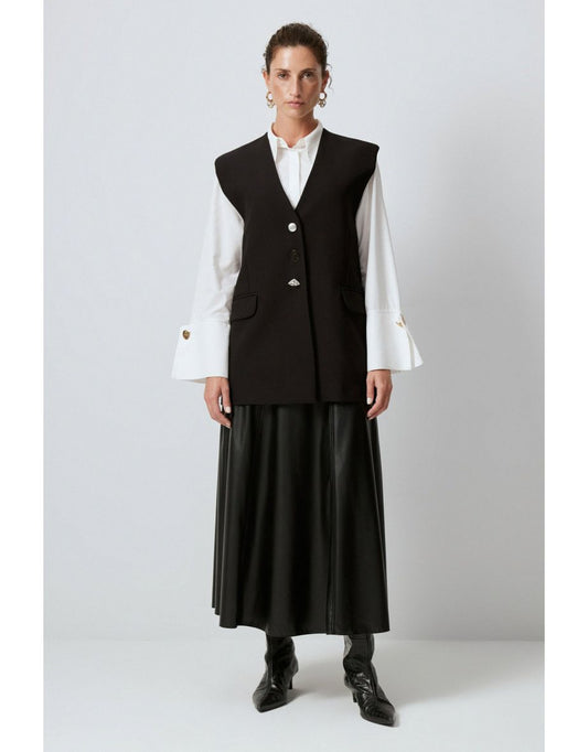 Gilet in crepe con dettaglio a bottoni