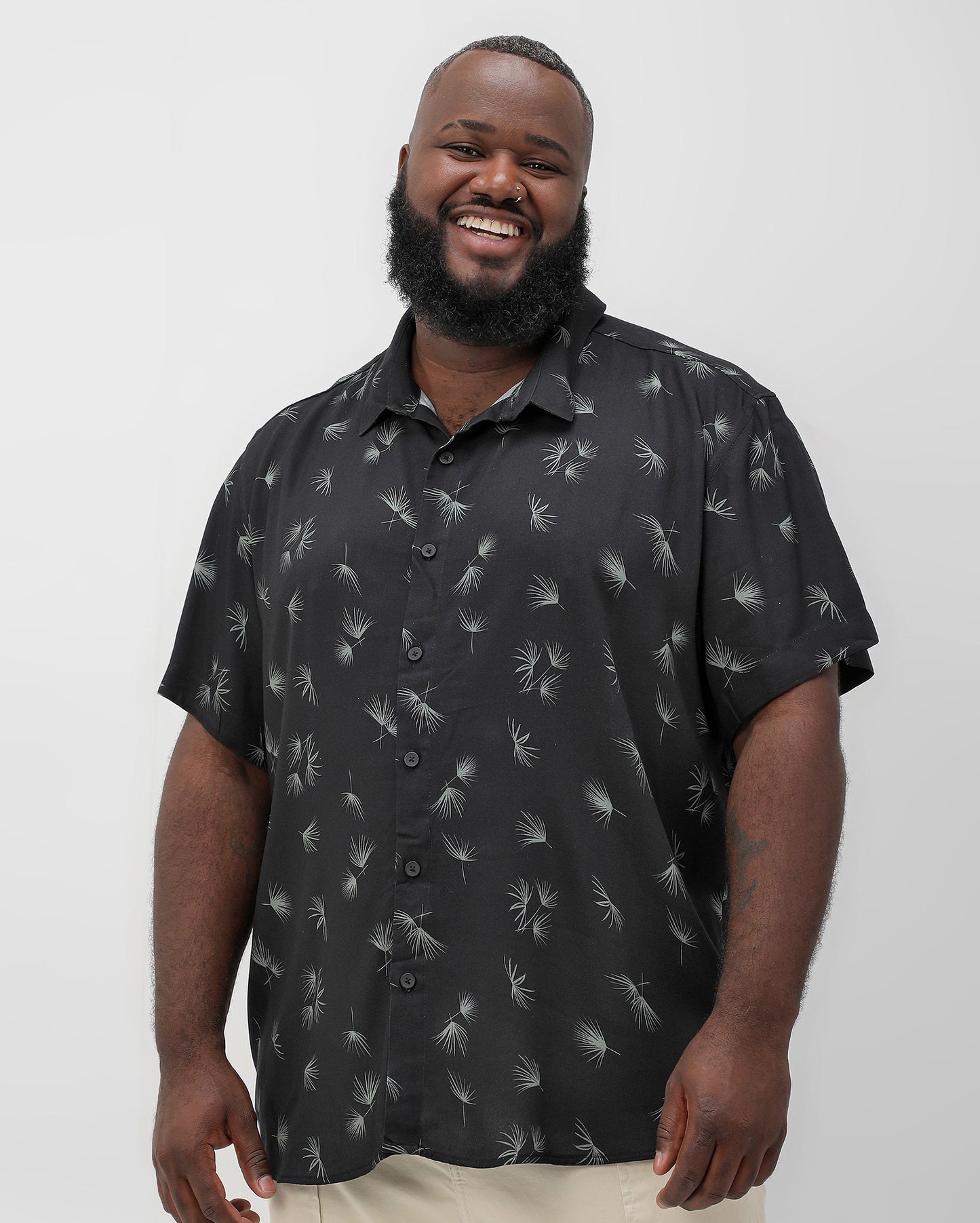 Camisa masculina plus size com estampa de folhas pretas - Allman By Riachuelo