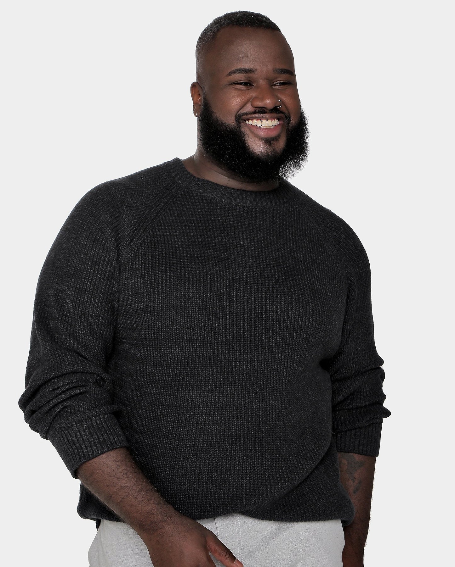 Suéter masculino de manga longa de malha preta plus size da Allman para Riachuelo