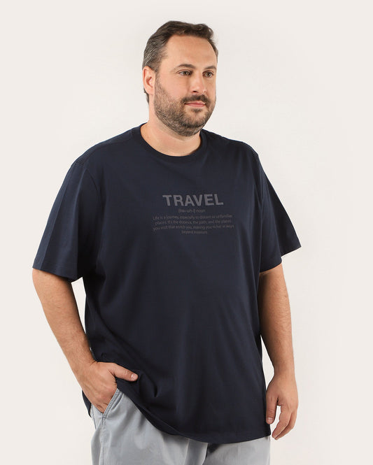 Camiseta masculina plus size azul com letras de viagem - Original Plus by Riachuelo