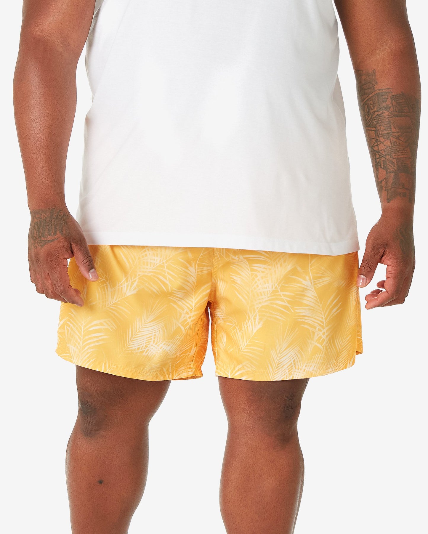 Calção de banho masculino plus size com estampa de folhas amarelas da Allman para Riachuelo
