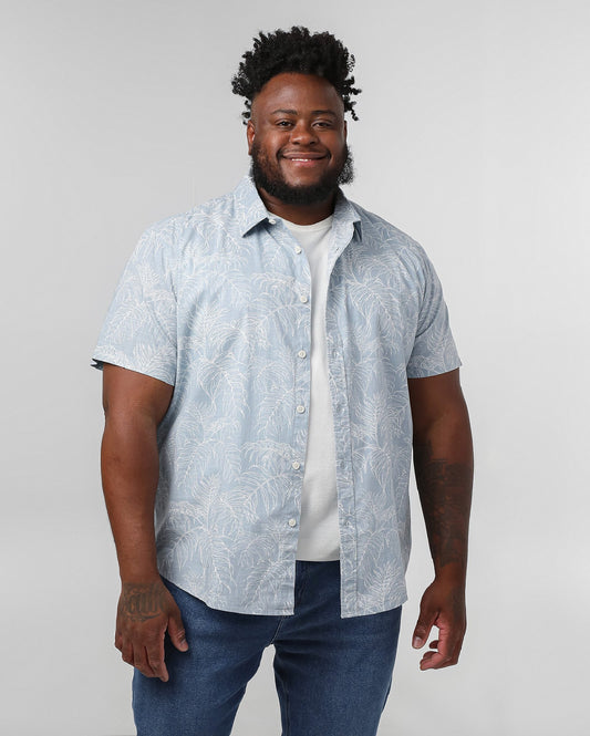 Camisa masculina plus size de manga curta com estampa de folhas tropicais em azul | Original Plus by Riachuelo