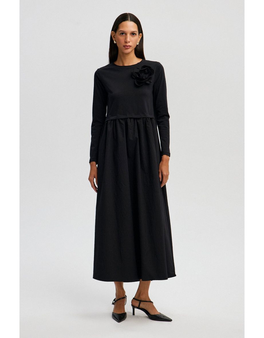 Vestido maxi preto com detalhes em rosa