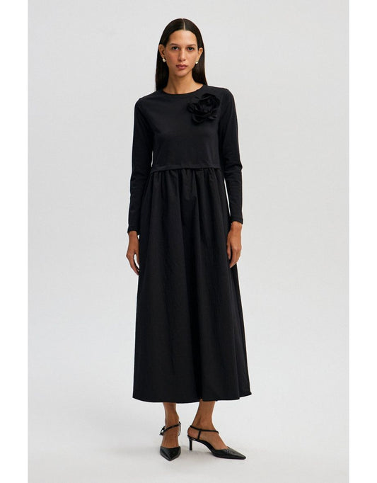 Vestido maxi preto com detalhes em rosa