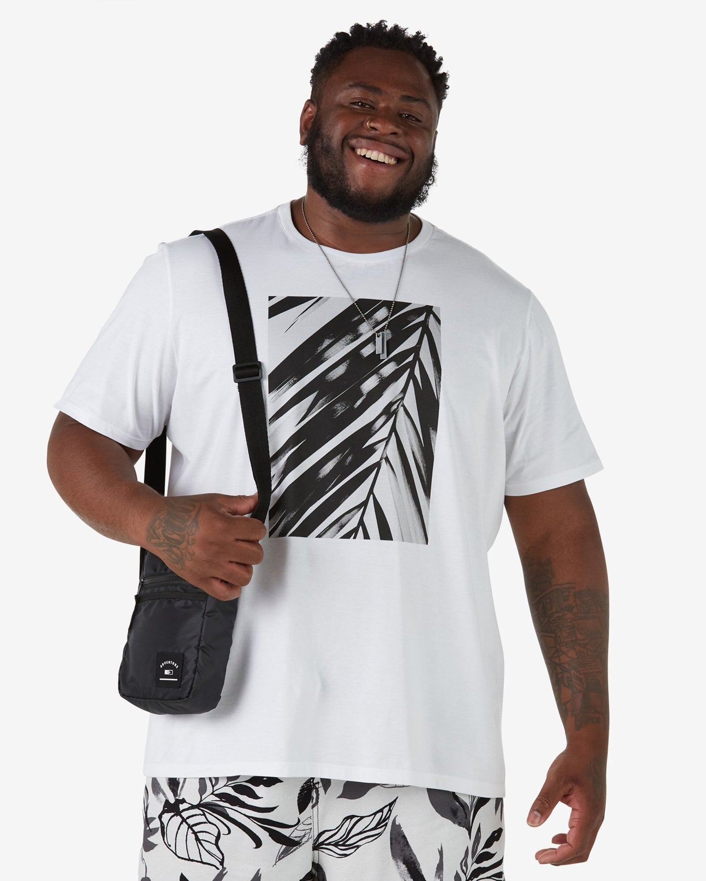 Camiseta masculina plus size de manga curta com estampa de folhas - Branco