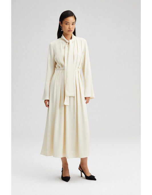 Vestido plissado com cinto