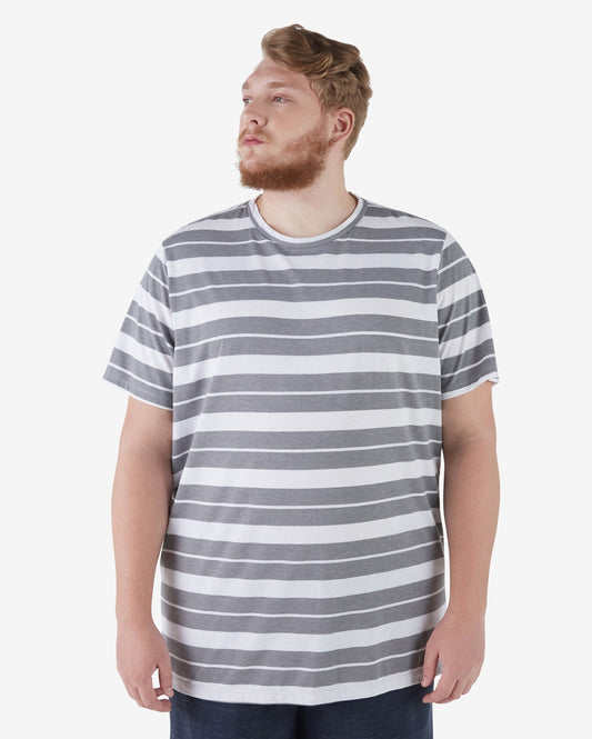 Camiseta listrada plus size em branco/cinza-claro