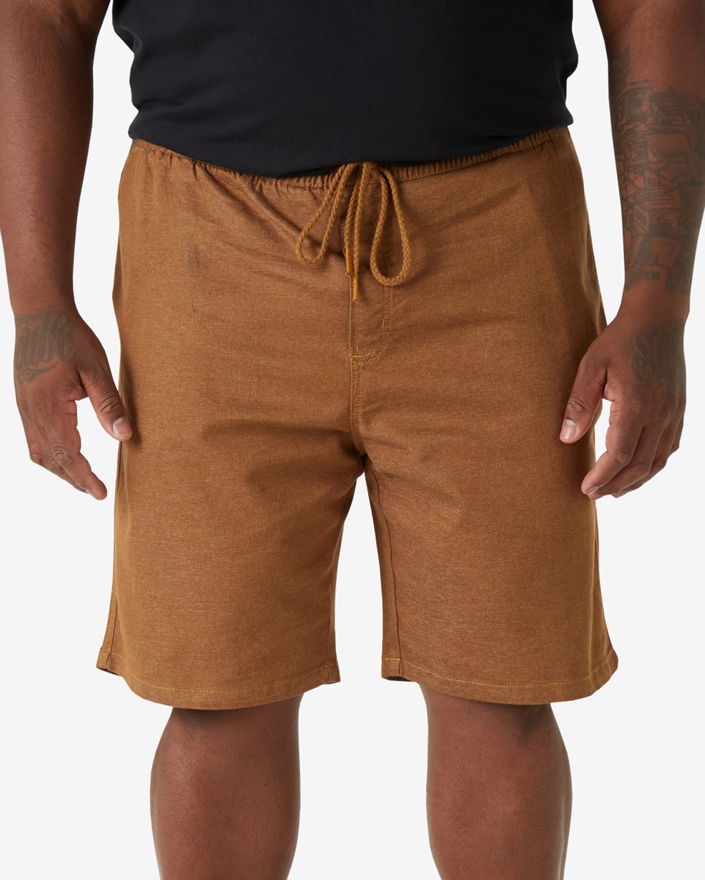 Pantaloncini da uomo taglie forti e dritti in marrone caramello di Allman per Riachuelo