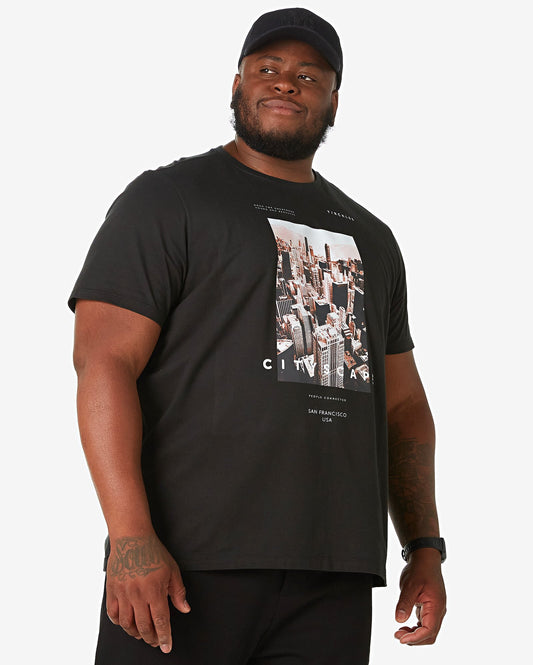 Camiseta masculina Plus Size de manga curta Cityscape em preto da Allman para Riachuelo