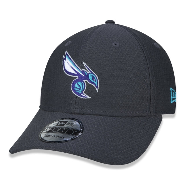 Boné exclusivo da New Era - 9FORTY NBA Charlotte Hornets Rave Space Tech Edition