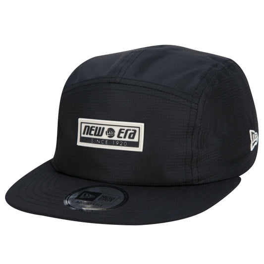 Cappello esclusivo New Era - Camper Strapback a tesa piatta Survivor con distintivo in gomma