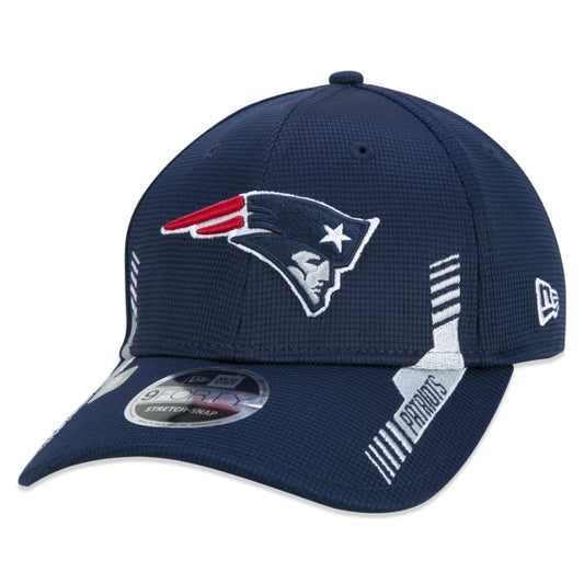 Berretto esclusivo New Era - 9FORTY Stretch Snap New England Patriots Sideline Cold Weather Tesa curva Edizione Blu
