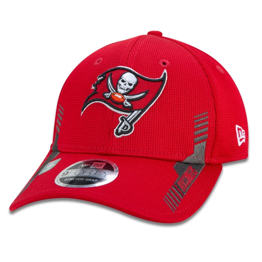 Berretto esclusivo New Era - 9FORTY Stretch Snap Tampa Bay Buccaneers Sideline Cold Weather Curved Brim Edizione Rossa