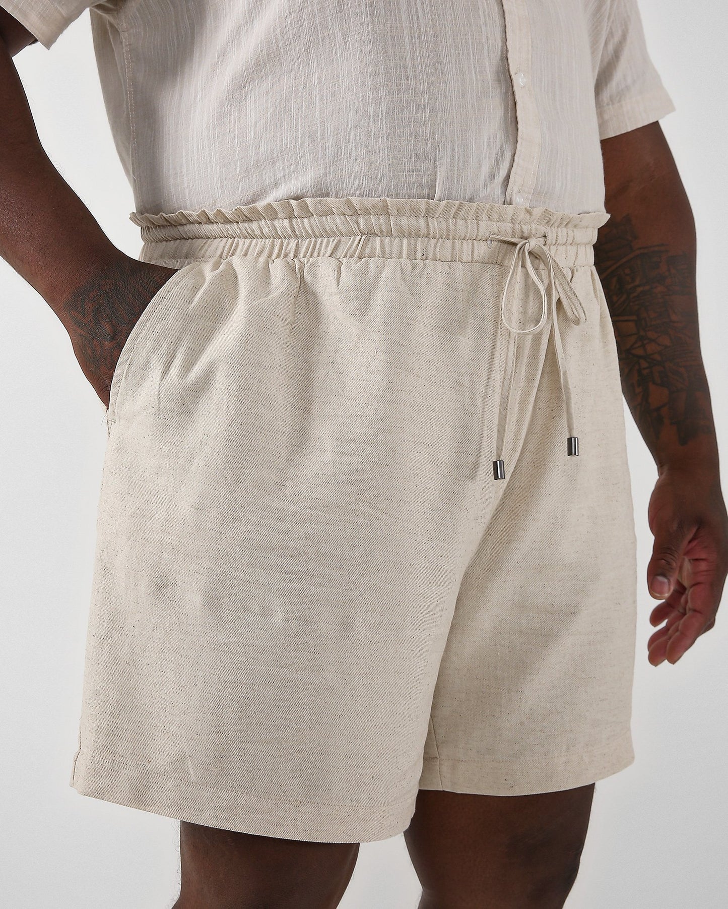 Shorts de linho bege plus size para homens - Allman By Riachuelo