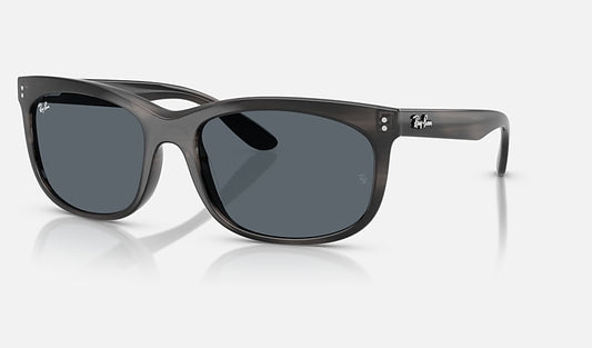 Óculos de armação redonda clássica