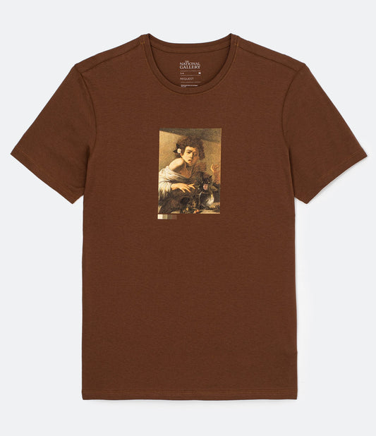 Maglietta marrone a manica corta con stampa di un ragazzo