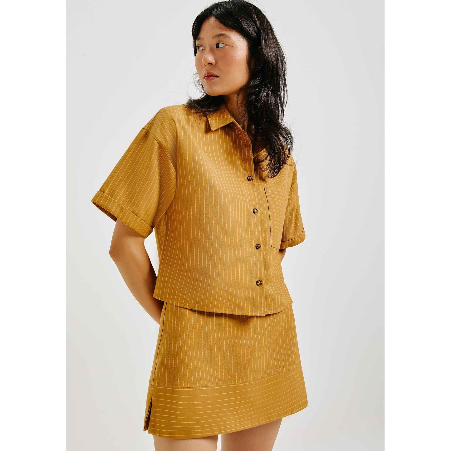 Camisa recortada de manga corta teñida en hilo para hombre