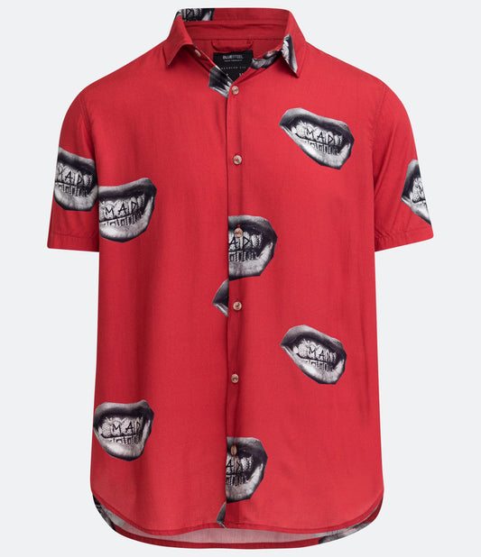 Camisa de manga curta de viscose com estampa de lábios vermelhos
