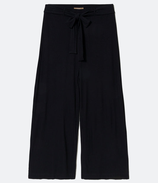 Calça palazzo de viscose texturizada com nervuras preta - Curve & Plus Size