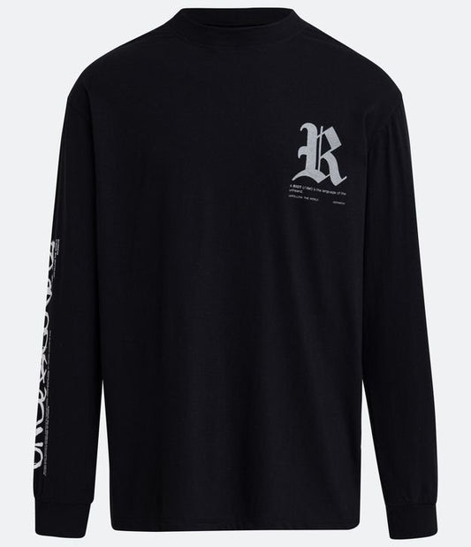 Camiseta de algodão de ajuste descontraído com estampa da letra "R" e letras na manga em preto