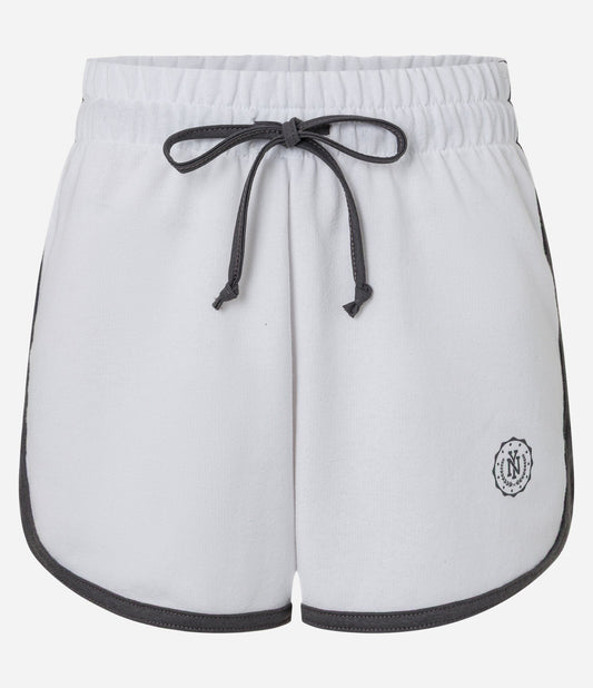 Pantalón corto de chándal con forro polar y ribete blanco de contraste