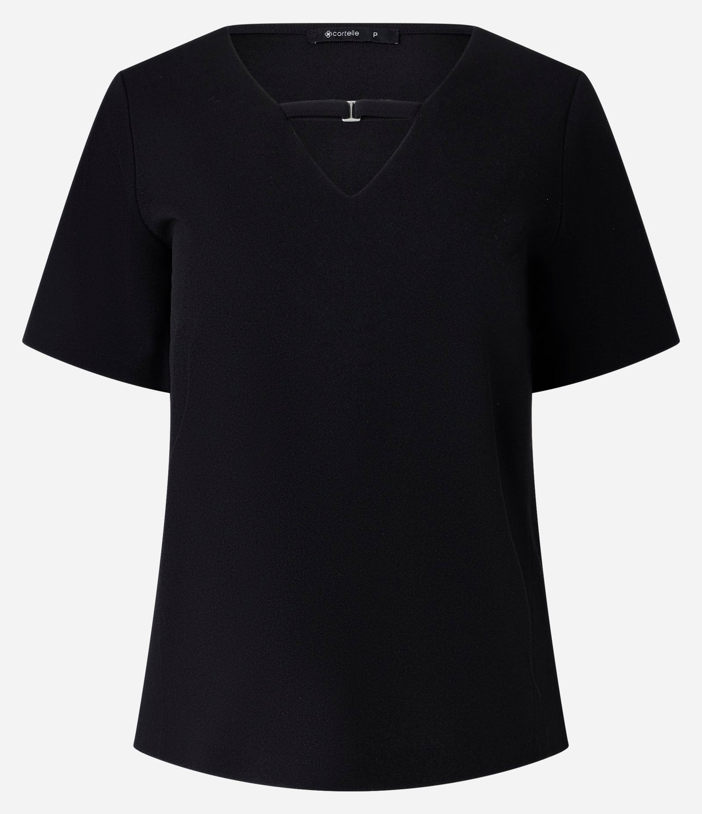 Blusa de crepé con hebilla negra de cuello en V