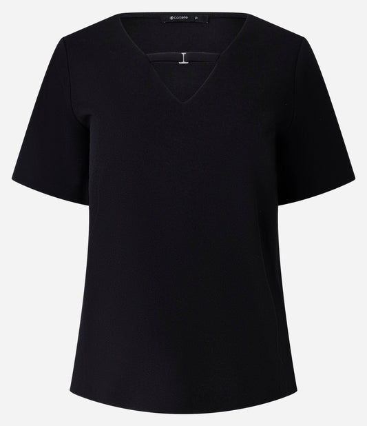 Blusa de crepé con hebilla negra de cuello en V