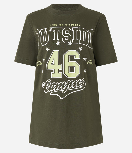 Camiseta verde de algodón con letras "Outside 46