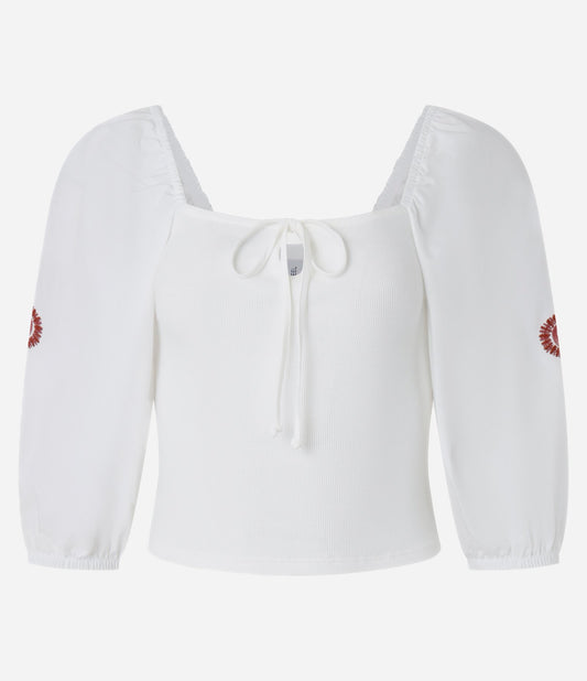 Blusa de canalé con lazo y mangas bordadas de Paisley blanco