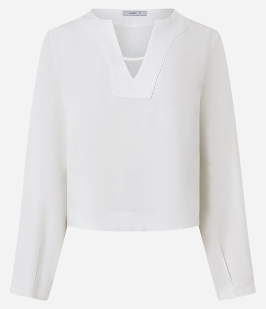 Blusa de crepé con cuello de pico y puños plisados en blanco