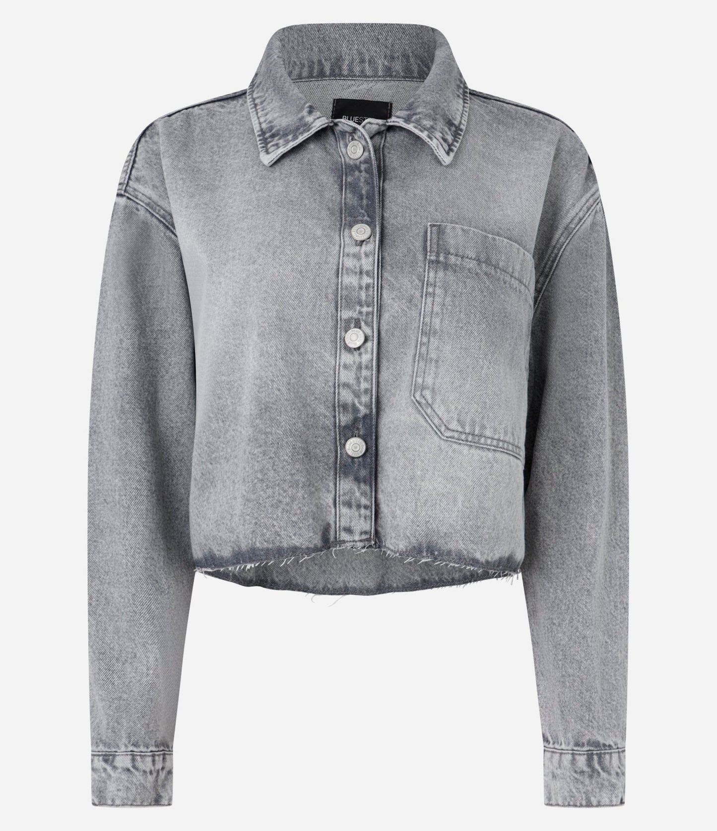 Camisa Jeans Cropped com Barra Desfiada e Bolso Deslocado em Cinza