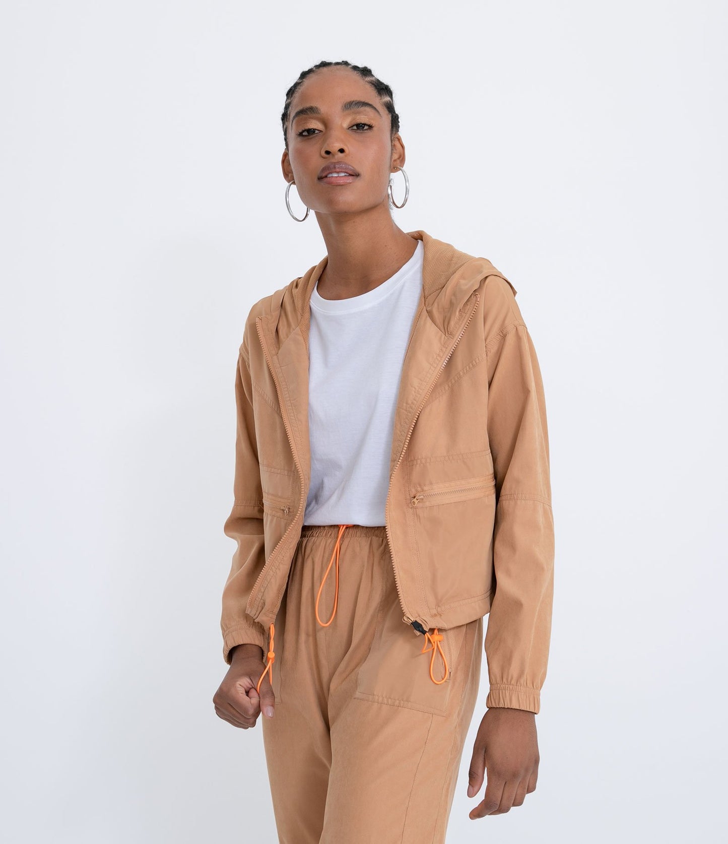 Chaqueta de poliamida beige con paneles y capucha