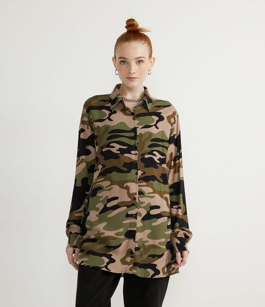 Camisa de viscose estendida com estampa de camuflagem verde