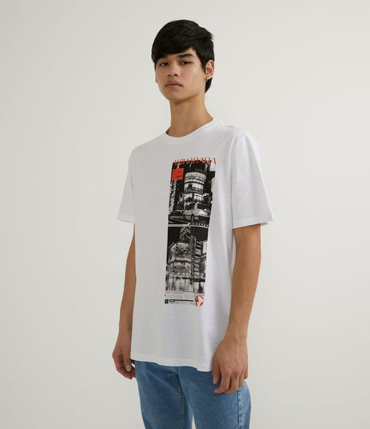 Camiseta de manga curta de algodão com estampa de fotos de Akihabara - Branco