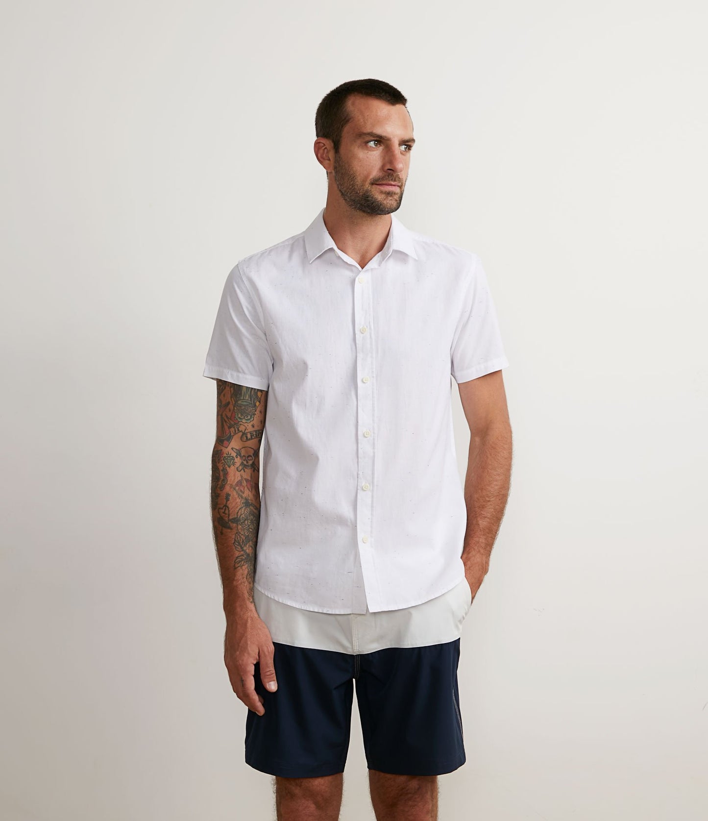 Camicia bianca a maniche corte con bottoni