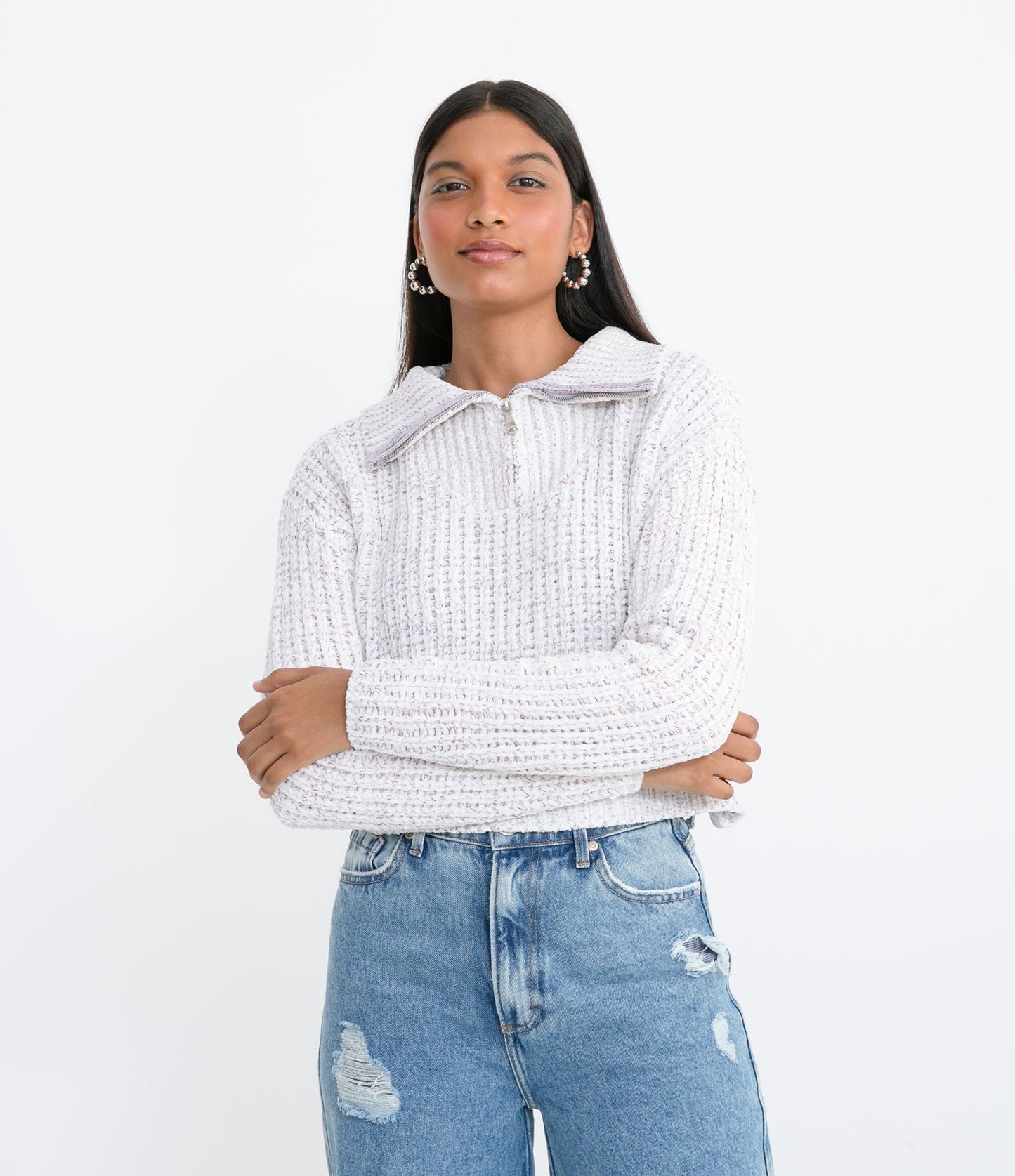 Suéter recortado de chenilla con cuello alto y cremallera blanca