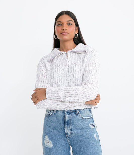 Suéter recortado de chenilla con cuello alto y cremallera blanca