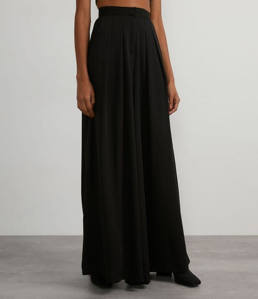 Calça Palazzo de crepe preta com bolsos e pregas