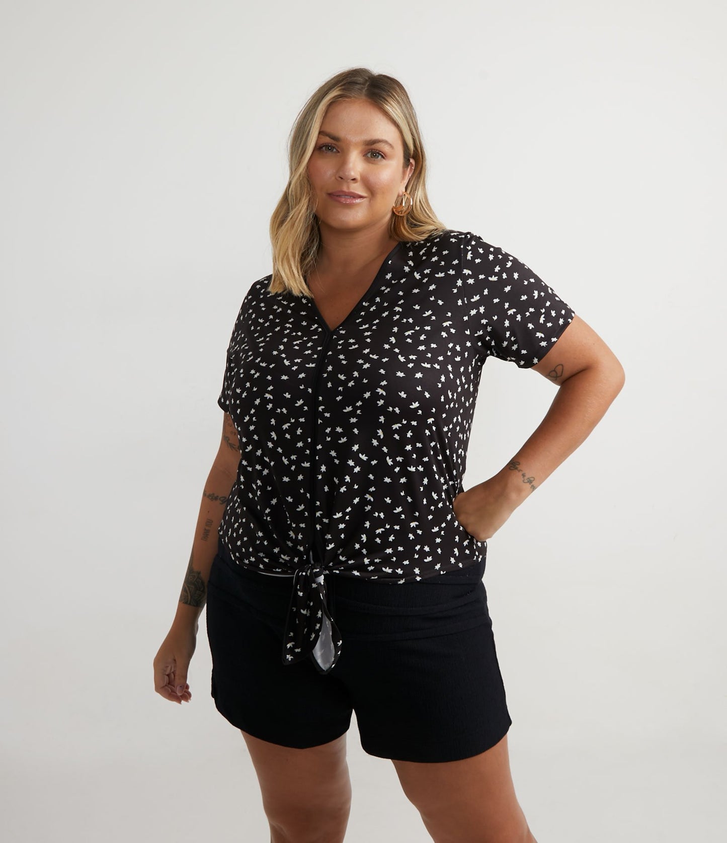 Camicetta a maniche corte con stampa margherita, Curve & Plus Size, nero