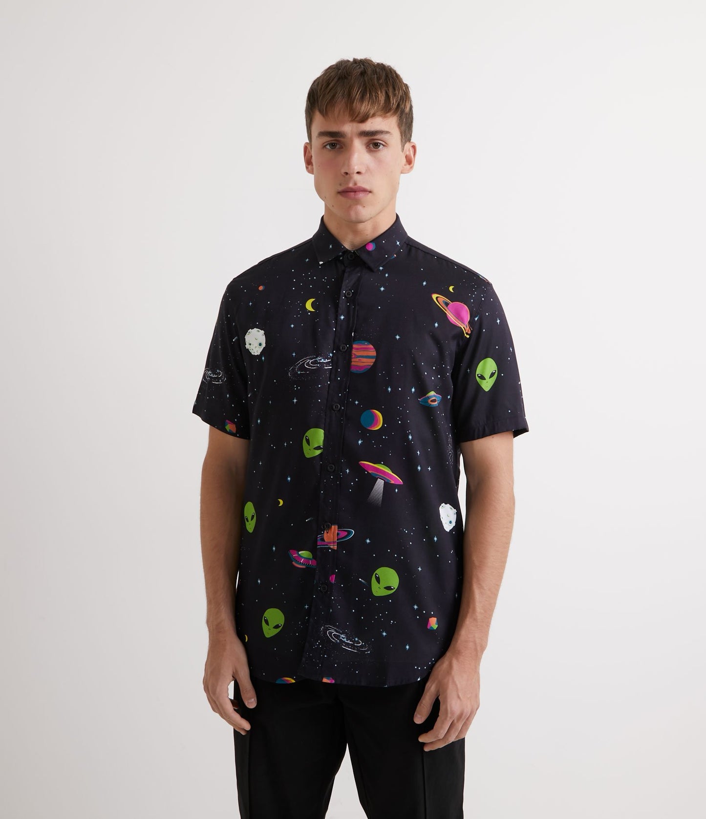 Camisa negra de manga corta de viscosa con estampado alienígena