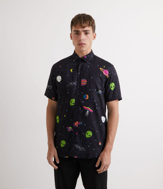 Camisa negra de manga corta de viscosa con estampado alienígena