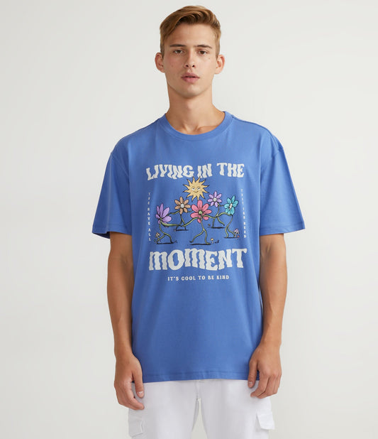 Maglietta a maniche corte con stampa floreale e scritta "Living the Moment" - Blu