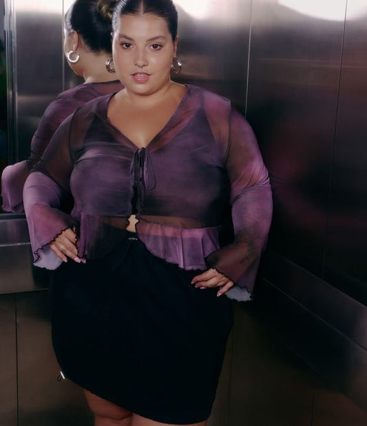 Camicetta in tulle con cravatta frontale e stampa a macchie, taglie forti e taglie forti, viola/nero