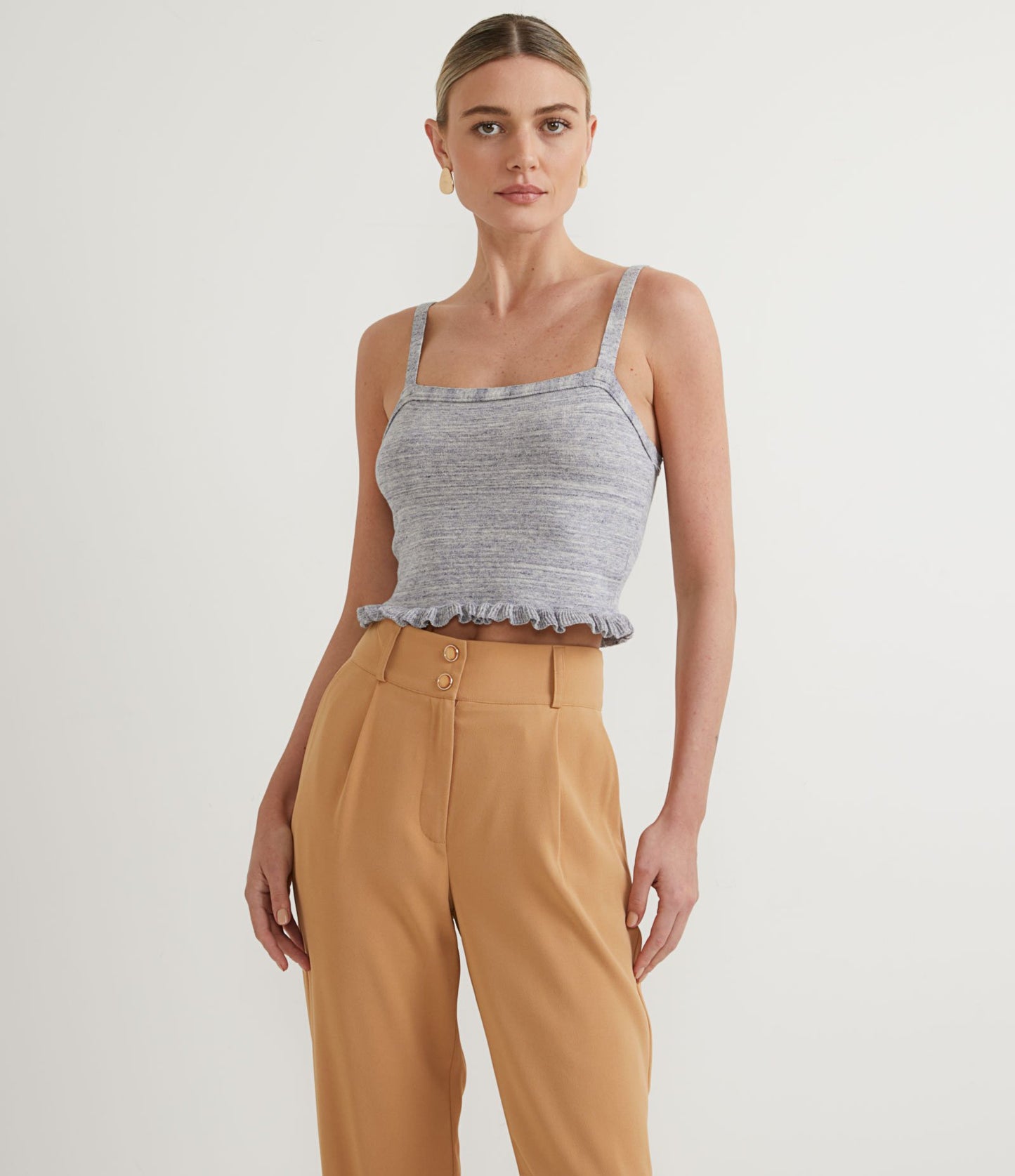 Camiseta de tirantes de punto azul con tirantes anchos y dobladillo con volantes