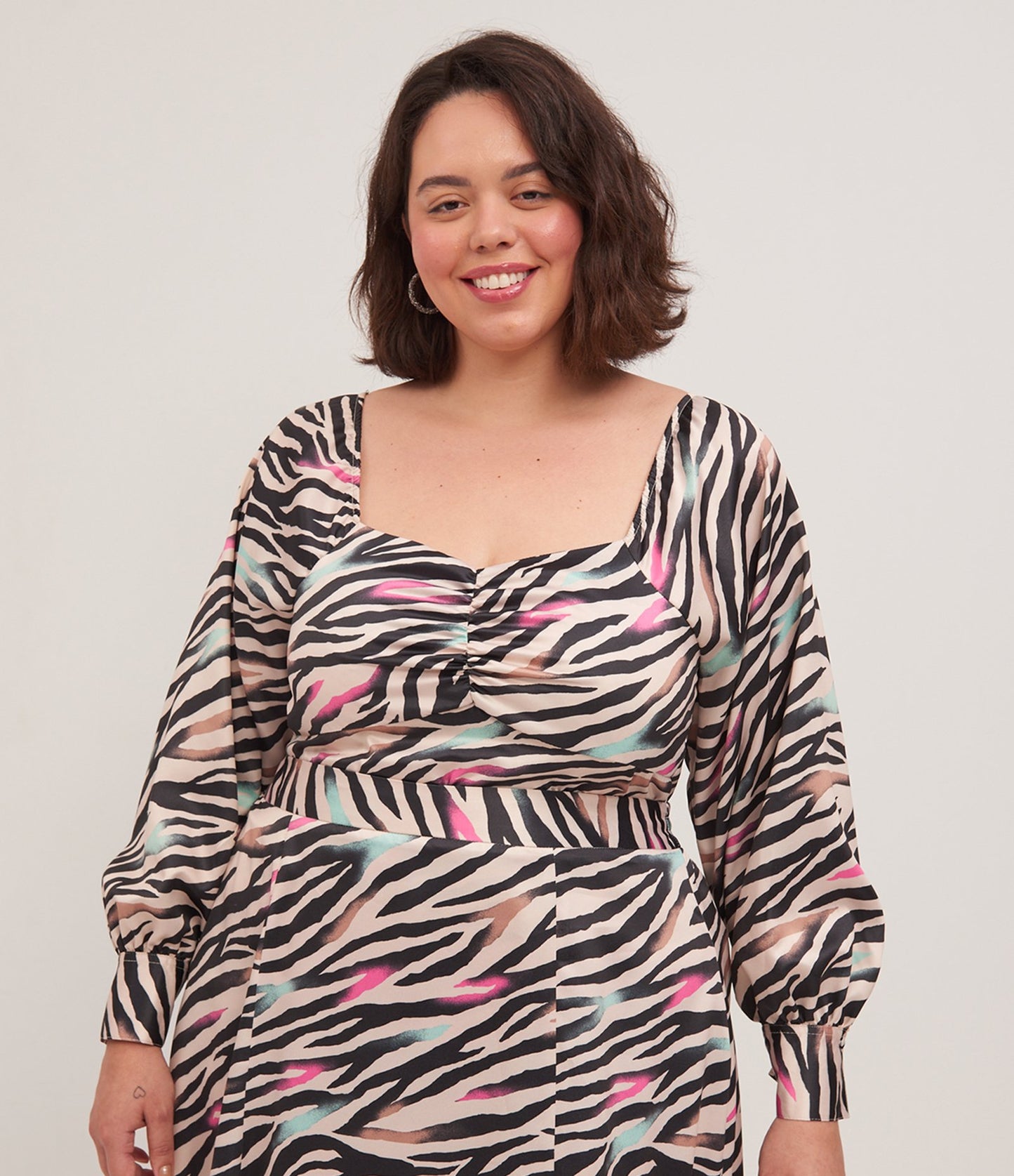 Camicetta in crepe a maniche lunghe con stampa animalier, Curve e taglie forti, Multicolore